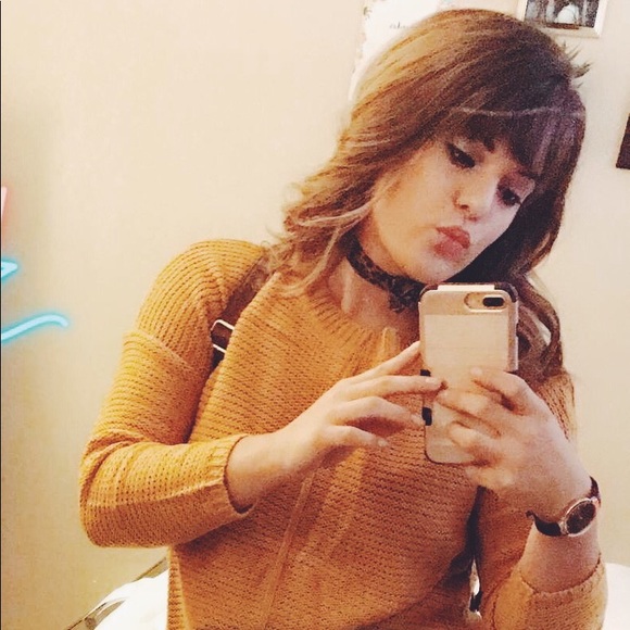 Meet your Poshers, Ashley & Amber - Picture 4 of 7